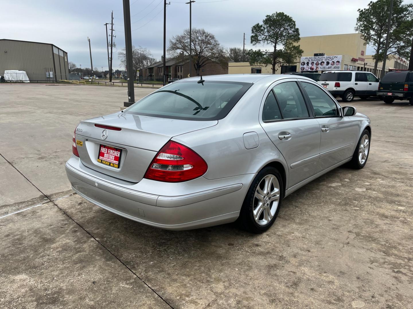 2005 SILVER /black Mercedes-Benz E-Class E500 (WDBUF70J45A) with an 5.0L V8 SOHC 24V engine, Automatic transmission, located at 14700 Tomball Parkway 249, Houston, TX, 77086, (281) 444-2200, 29.928619, -95.504074 - Photo#6